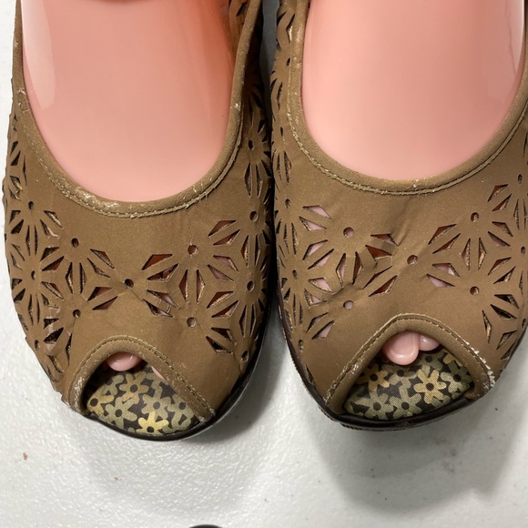 J-41  Adventure On Brown Cutout Mary Jane Shoes Size 10M SB-AG - Picture 2 of 10